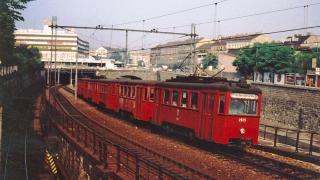 roter Zug der Stadtbahn