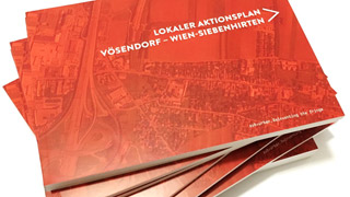 Mehrere Ausgaben der Broschüre "Lokaler Aktionsplan Vösendorf/Wien-Siebenhirten"