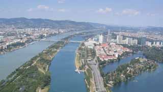 Blick aus dem Hubschrauber über den Donauraum nach Westen von der Alten Donau