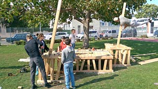 Junge Menschen beim Aufbau eines Holzgestells