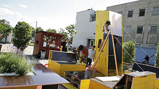 Junge Menschen beim Aufbau eines Holzgestells