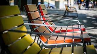 Blick auf die neuen, färbigen Sessel und Bänke in der Koppstraße