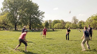 Volleyballspielende Menschen in einem Park