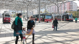 Menschen am öffentlichen Verkehrsknotenpunkt Praterstern