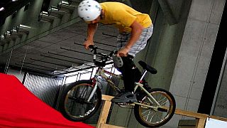 Radfahrer mit BMX-Bike springt ber Hindernis