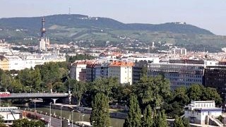 Blick ber den Donaukanal bis zum Wienerwald