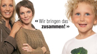 copyright: Stadt Wien "Wir bringen das zusammen" - Zwei Pflegemütter stehen lächelnd neben einem Kleinkind.