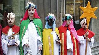 Fnf junge Sternsinger vor einem Haus