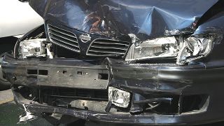 copyright: wienweb Zerbeulte Front eines Autos