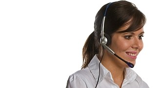 copyright: Stadt Wien Frau mit Headset; Position am rechten Bildrand, Blick geht nach rechts aus Bild raus.