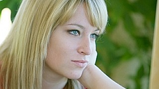 copyright: Stadt Wien Portrait einer Frau, die den Kopf in die Hand stützt. Position am linken Bildrand, Kopf ist nach rechts gewandt.