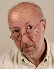 copyright: Stadt Wien Porträt eines Mannes mit Lesebrille und Halbglatze, die das Licht reflektiert.