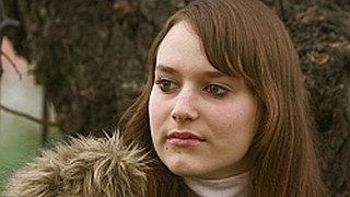 copyright: Stadt Wien Portrait einer jungen Frau, die an einem Baum lehnt. Position am rechnten Bildrand, Blick geht nach links aus dem Bild raus.