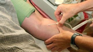 copyright: wienweb Injektionsnadel wird in Armbeuge eingeführt