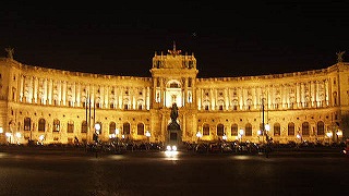 copyright: Stadt Wien Beleuchtete Hofburg vor nachtschwarzem Himmel