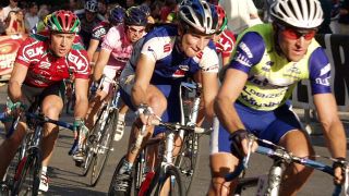 copyright: wienweb Gruppe von Radfahrern in Helmen und Dressen in Aktion