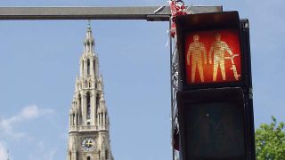 copyright: wienweb Rote Fussgängerampel, im Hintergrund das Rathaus