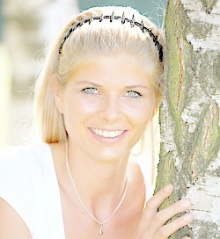 copyright: Stadt Wien Junge, blonde Frau lehnt Kopf an Baumstamm; Bild ist stark überbelichtet.