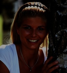 copyright: Stadt Wien Junge, blonde Frau lehnt Kopf an Baumstamm; Bild ist sehr dunkel (unterbelichtet).
