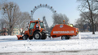 Schneeräumung, dahinter das Wiener Riesenrad