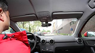 Viyana’da yaygın olarak kullanılan otomobilden bir görüntü. Fotoğrafta otomobilin içi ve cadde görünmekte.
