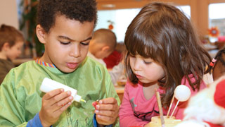 copyright: PID - Votava Ana okul çocukları oynarken