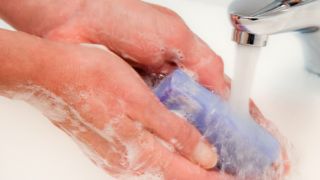 Ellerini sabunla yıkayan bir kadın