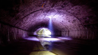 Mor ışıkta kanal tunel