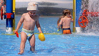 Havuzun yakınında eğlenen bir çocuk.
