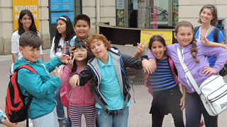 copyright: Interface Wien Yaşları yedi ve ondört arasında değişen dokuz çocuk.