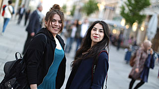 Viyana’da bir sokakta iki genç kız