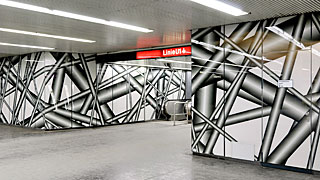 Karlsplatz Metro İstasyonu'ndaki sanatçı Peter Kogler'in duvarda asılı eserleri