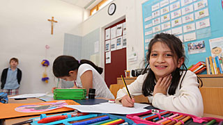 copyright: MA 17 - Ismail Gökmen İlkokul: Sınıfta iki kız öğrenci