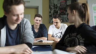 Üç erkek öğrenci ile bir kız öğrenci sınıftalar