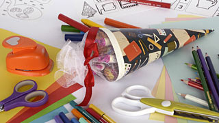 Okula başlama hediyesi, renkli kalemler, el işi makası, el işi kağıdı