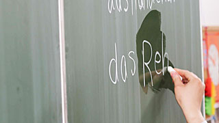 copyright: PID - Ismail Gökmen Tahtaya Almanca yazı yazan bir kişi.