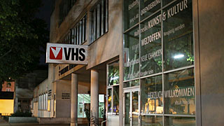 VHS Meidling Halk Eğitim Merkezi’nin ön cepheden görünümü