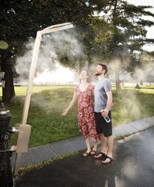 Zwei Personen stehen vor einer Nebeldusche