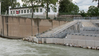 Die Schemerlbrücke über die Donau mit der Fischaufstiegshilfe rechts daneben.