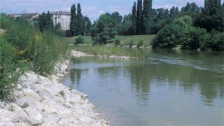 Alttext: Donaukanal bei der Weißgerberlände