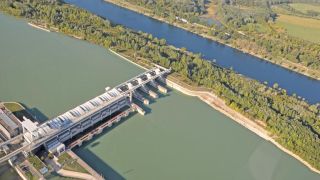 Kraftwerk an der Donau aus der Vogelperspektive