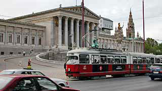 Autos und Straenbahn fahren am Wiener Parlament vorbei