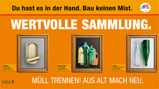 Plakat zur Kampagne Wertvolle Sammlung mit drei Bildern von Altstoffen, die in Bilderrahmen wie im Museum aufgehängt wurden