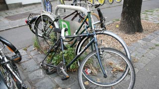 Fahrradwrack blockiert einen Fahrradabstellplatz