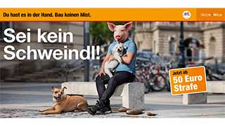 Person mit Schweinekopf sitzt mit Hunden auf einer Sitzbank, davor Hundekot; Text: Sei kein Schweindl. Jetzt ab 50 Euro Strafe