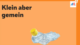 Zerdrückte Plastikflasche vor orangem Hintergrund, darüber Schriftzug "Klein aber gemein"