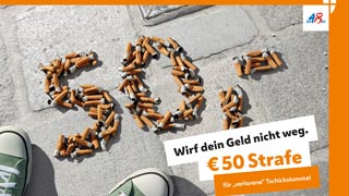Die Ziffer 50 mit Zigarettenstummel auf Asphalt dargestellt, rechts daneben der Schriftzug "Wirf dein Geld nicht weg.  50 Strafe fr 'verlorene Tschikstummel'"