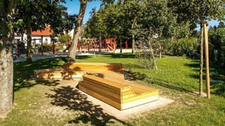 Sitzgelegenheiten aus Holz in einem Park