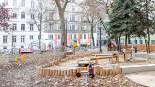 Kinderspielplatz in einem Park