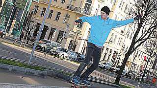 Junger Mann am Skateboard